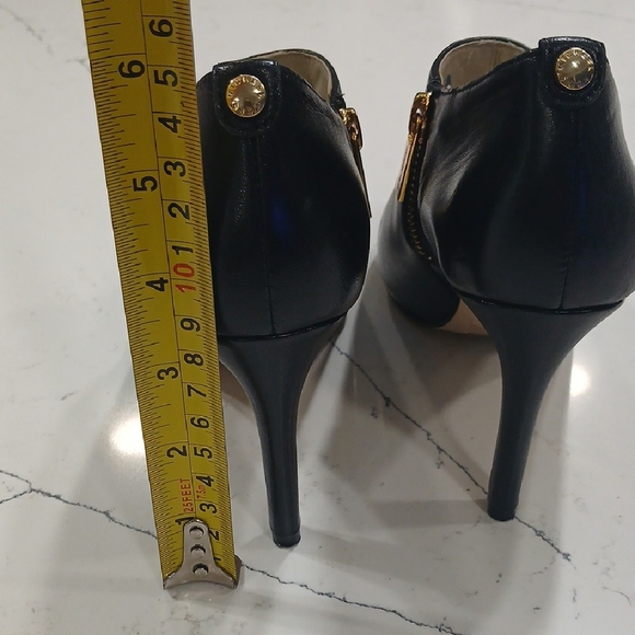 Michael Kors Black Leather Heels Sz7 Gentle Used - Picture 7 of 10